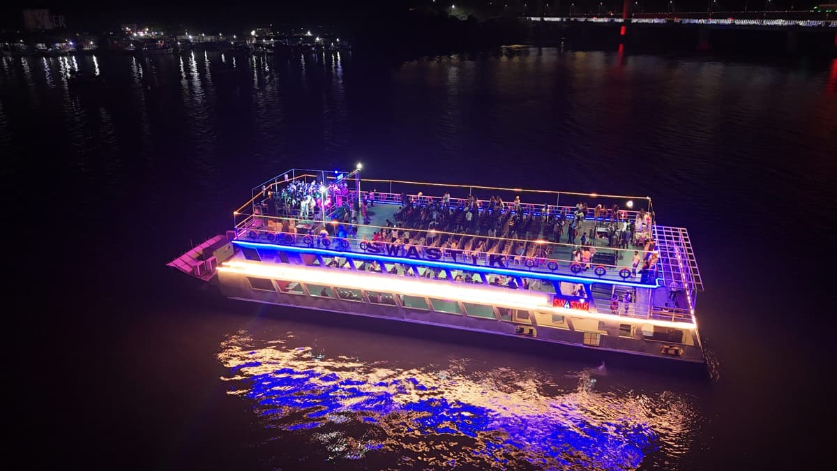 3-Deck Dine Cruise view 3